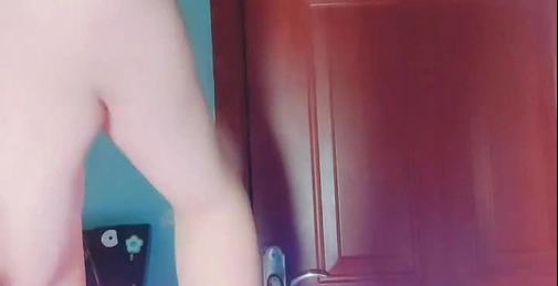 这小娘子会玩啊,全程露脸牛逼带闪电小皮鞭诱惑狼友,情趣小娘子互动狼友发骚,奶子逼心精彩不断不要错过