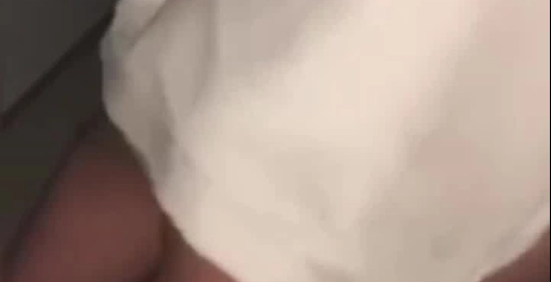 女同学被班上好几个了男生胁迫脱她衣服摸奶子,还掏出鸡巴让她吃,还插入她无毛白虎逼