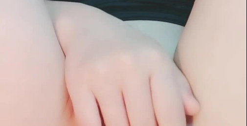 双马尾漂亮小姐姐戴着义乳自慰秀 ，超近距离手指扣无毛粉穴 ，搞得很湿水不断流出 ，炮击进进出出抽插