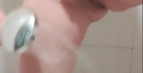 漂亮眼睛很嫩新人小姐姐,肉感身材和炮友操逼,按着头大屌插嘴,抓着屁股后入,无套内射,搞完用精油把逼抹的湿湿