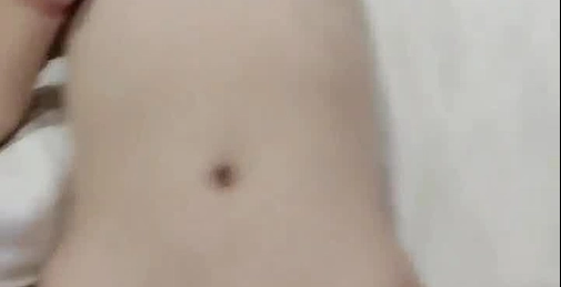 广西18岁表妹--梦涵:我肚子疼,快肏我的小骚逼,快点快点我来高潮了。啪得正爽,基友敲门进来观战,真尼玛刺激!