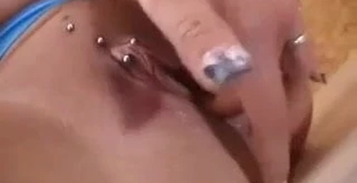 穿孔丰满的德国成熟女性与黄瓜