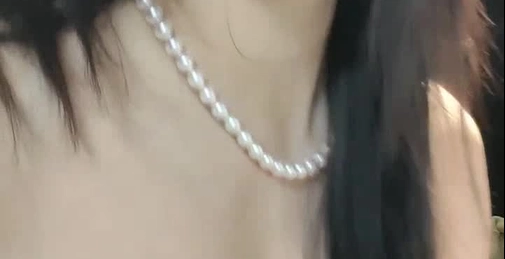 蒙眼气质美少妇！情趣内衣扭腰摆臀！白皙美腿肥唇嫩穴，震动棒磨蹭抽插，浴室洗澡湿身
