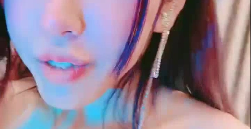 有点像混血网红妹妹!美腿嫩穴全身粉嫩!性感情趣装,假屌骑坐抽插,玻璃棒猛捅,好爽呻吟娇喘