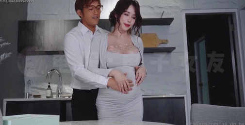 客厅出租给外人让夫妻俩性爱时多一位观众 - 辛尤里 | Yui Xin - Renting out the Living Room to Outsiders Gives Couples an Extra Audience During Sex