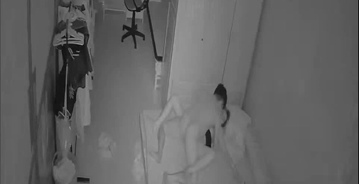 黑客破解家庭网络摄像头偷拍 老公路过房间地铺被媳妇拉住 强行被迫交公粮完事美滋滋的掰开腿躺着