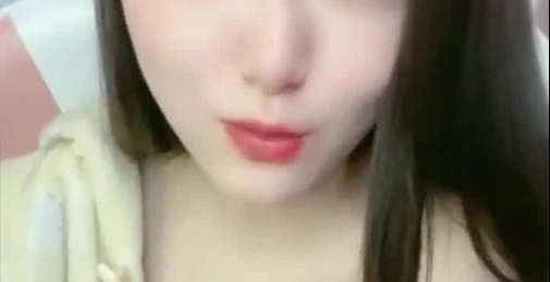 长发妹子，极品网红脸，全裸镜头手托乳房，掰穴自慰，小蝴蝶逼真漂亮