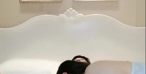 玩的不错的小嫂子全程露脸跟大哥酒店啪啪性爱直播,淫声荡语互动撩骚无套抽插草嘴深喉,给大哥舔着乳头撸射