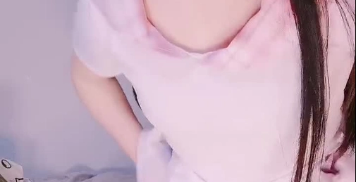 婴儿肥呆萌甜18美少女!一脸清纯掏出奶子揉捏!没穿内裤撩起裙子,微毛紧致小穴