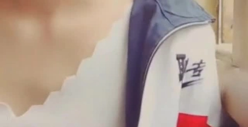 屄里塞了一个近一米的假鸡巴在医院被取出丢死人了