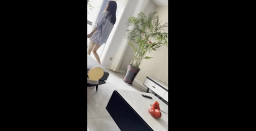 客厅匆忙偷情!老公马上回家!!少妇家客厅偷情纪实!