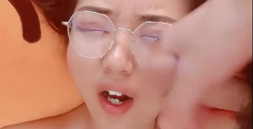 欲望人妻露脸吞精喝尿伺候好几个大鸡巴，多体位抽插爆草蹂躏，让大哥们扣逼草嘴干的叫爸爸快给我，精彩刺激