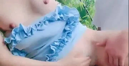 竹林中大战网红脸女神,苗条好身材后入操逼,掰腿侧入,感觉像是女人带了假道具