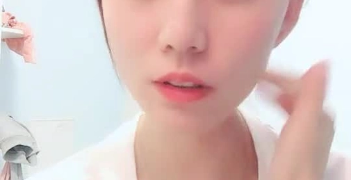 喵喵是个猫顶级短发酒窝美女首次啪啪秀,笑起来超甜美,特写舔弄大屌插嘴,舔奶子拔下内裤,正入抽插猛操