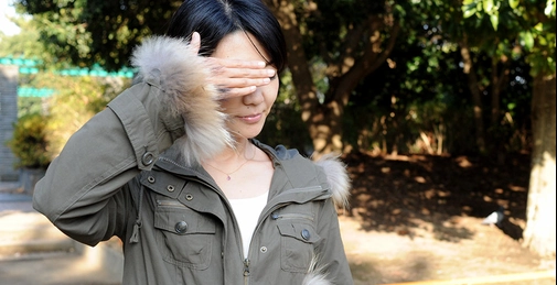 数多くのドラマ、映画に出演している有名女優・板谷○夏似の人妻が登場。その奥さんに「スッピンになってくれ」と交渉するものの「旦那にだってスッピンは見せたことがないから絶対に嫌っ!」と拒否する人妻に半無理やり化粧を落とさせる男。それも洗面所で顔を洗っている最中にスカートをめくり、パンツを下ろしてマンコを触りまくる男。「もう、嫌っ〜、見ないで。」と可愛らしい声をあげる友美さんのスッピン生姦はアナタのお宝になることまちがいありません!