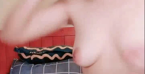 小骚逼露脸洗干净了伺候小哥哥诱惑狼友,舔鸡巴的样子好骚吸蛋蛋,深喉抽插,后入草屁股,撸着进小嘴给她吃