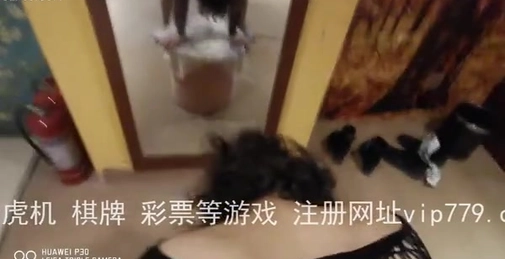 50岁的大哥把老婆艹了,发视频给我看