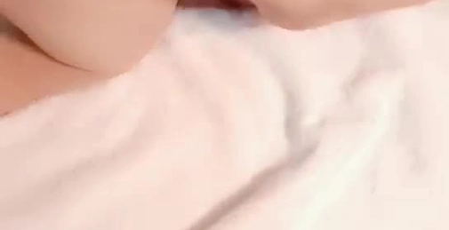 超级稚嫩学生妹拖妈咪找人买初夜，乳房还没有完全发育阴毛稀疏 一个学生妹一个丰满少妇4P快乐无穷