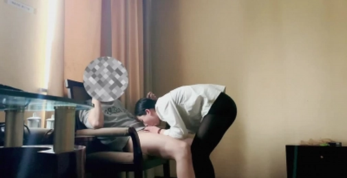 骚女友黑丝站着口交，分享女友口活特写