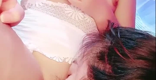 这小嫩逼让大姐对着镜头玩弄,听狼友指挥全程露脸骚穴特写,淫水多多,道具抽插还舔逼,浪叫呻吟不止好骚啊