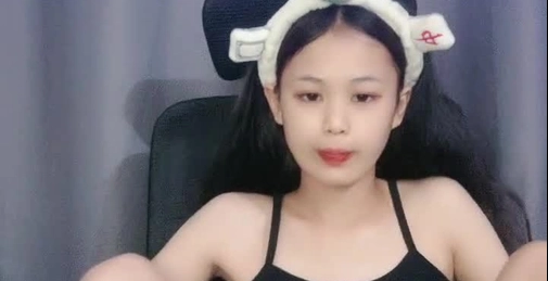 外表清纯乖巧妹妹!娇小身材贫乳!翘起美臀看美穴,掰开特写手指插入,妹妹好想被人操