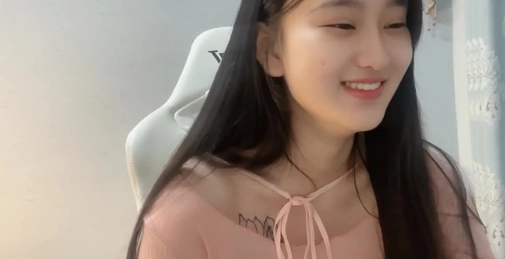 【宇宙无敌超级清纯美少女】终于下海了,颜值秒杀各路网红,齐逼短裙黑丝美腿美臀