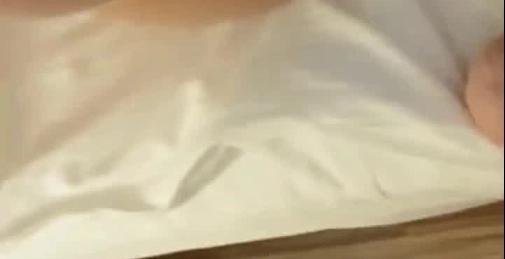 贫乳美眉 有点害羞 被大包皮鸡吧无套输出 无毛鲍鱼洞大开