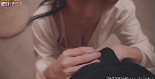 老婆现场穿情趣丝袜，然后被单男操爆