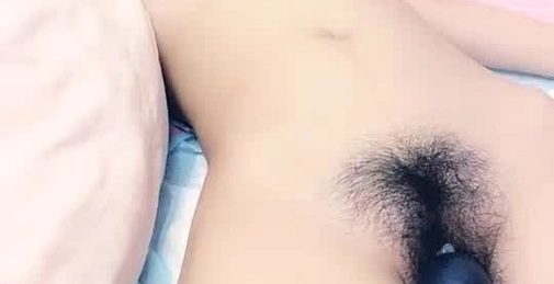 新鲜出炉这么漂亮的小美女，天赋异禀小穴爱喷水，湿了一床，就是个行走的水龙头