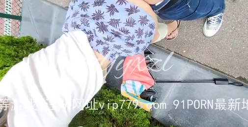 “那边来人了,我要叫出来了”篮球场发现随地尿尿的骚货,就地狂草后入