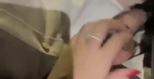 绿帽男女辅助富豪单男，178胸模「早川奈子」小骚货在KTV被单男猥亵，去酒店的出租车上吃鸡巴